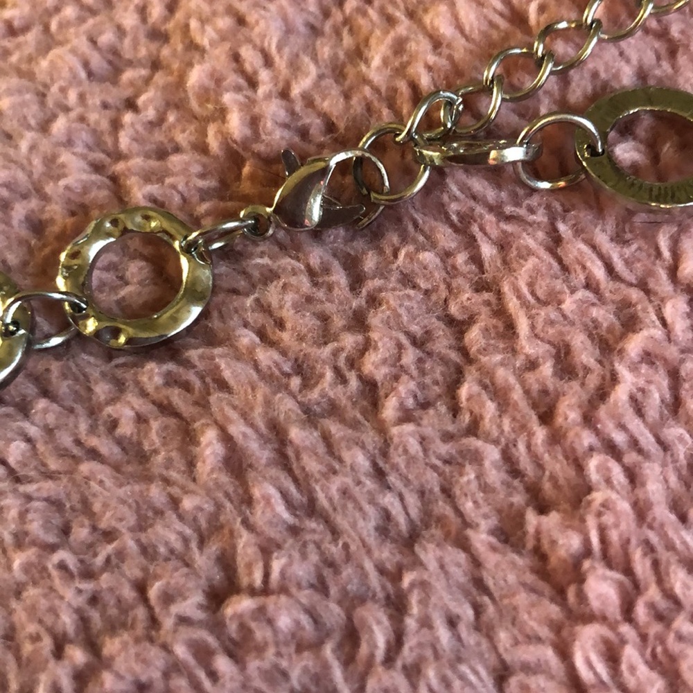 Beautiful necklace, lock isn’t working - Picture 2 of 3
